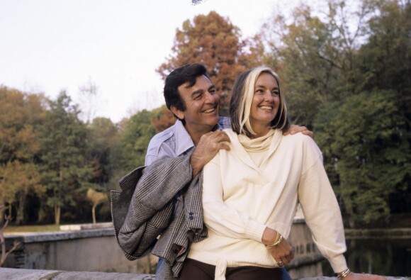Mike Connors et sa femme Marie-Lou, dans le parc du Château de Bourdonné le 19 novembre 1977.