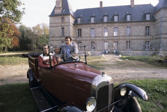 Mike Connors, Georges Garvarentz et sa femme Marie-Lou, dans le parc du Château de Bourdonné le 19 novembre 1977.