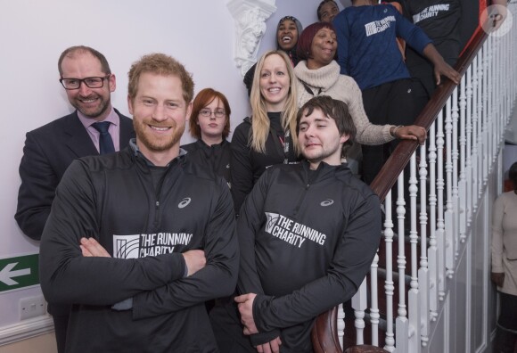 Le prince Harry fait des exercices puis court avec les gens de l'association The Running Charity à Londres le 26 janvier 2017  26th January 2017 London UK Britain's Prince Harry did warm up exercises before running with staff and users of The Running Charity, which is the UK's first running-orientated programme for homeless and vulnerable young people, at the Depaul Hostel in Willesden in north west London.26/01/2017 - Londres