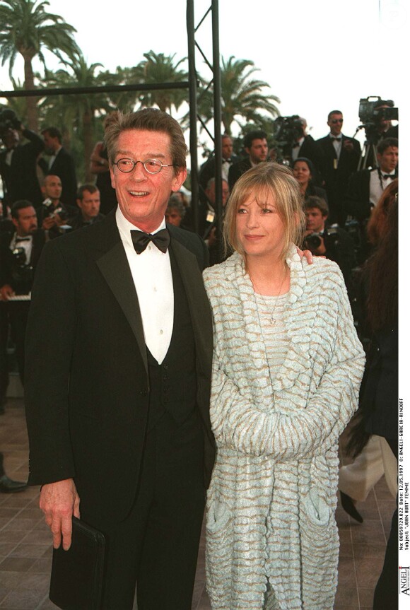 John Hurt lors de la montée des marches pour The Brave au Festival de Cannes en 1997. L'acteur célèbre pour ses rôles dans Midnight Express, Elephant Man et Harry Potter est mort à 77 ans le 25 janvier 2017.