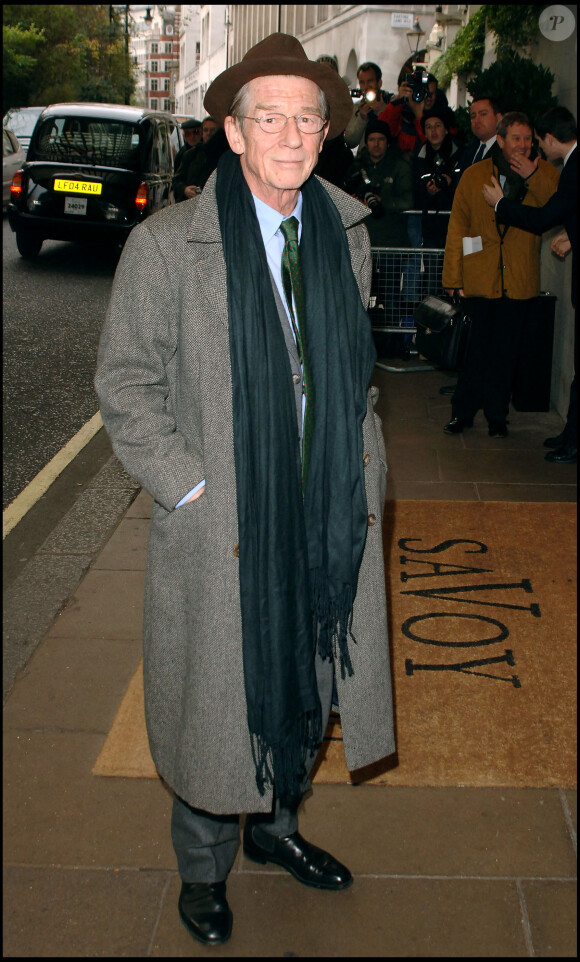 John Hurt lors de la cérémonie des Evening Standard Theatre Awards en 2005 à Londres. L'acteur célèbre pour ses rôles dans Midnight Express, Elephant Man et Harry Potter est mort à 77 ans le 25 janvier 2017.