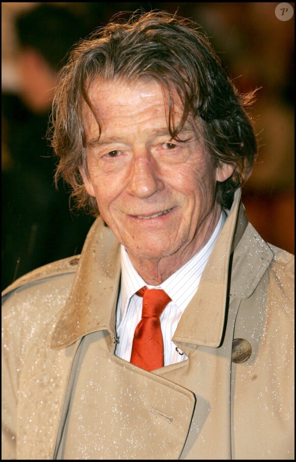 John Hurt à la première de Becoming Jane à Londres en mars 2007. L'acteur célèbre pour ses rôles dans Midnight Express, Elephant Man et Harry Potter est mort à 77 ans le 25 janvier 2017.