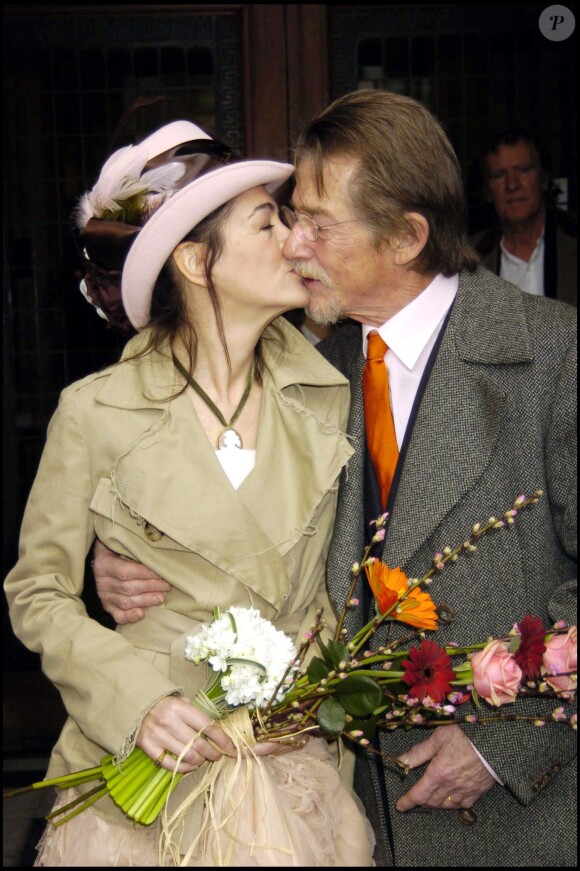Exclusif- John Hurt et sa quatrième femme Anwen Rees-Myers lors de leur mariage civil en février 2005 à Londres. L'acteur célèbre pour ses rôles dans Midnight Express, Elephant Man et Harry Potter est mort à 77 ans le 25 janvier 2017.