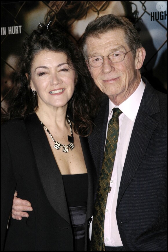 John Hurt et sa femme Anwen à Paris en 2006 pour la première de Shooting Dogs. L'acteur célèbre pour ses rôles dans Midnight Express, Elephant Man et Harry Potter est mort à 77 ans le 25 janvier 2017.
