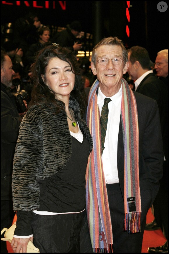 John Hurt et sa femme Anwen à la présentation de V for Vendetta au Festival de Berlin en février 2006. L'acteur célèbre pour ses rôles dans Midnight Express, Elephant Man et Harry Potter est mort à 77 ans le 25 janvier 2017.