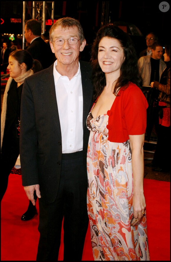 John Hurt et sa femme Anwen à la présentation de V for Vendetta à Londres en mars 2006. L'acteur célèbre pour ses rôles dans Midnight Express, Elephant Man et Harry Potter est mort à 77 ans le 25 janvier 2017.