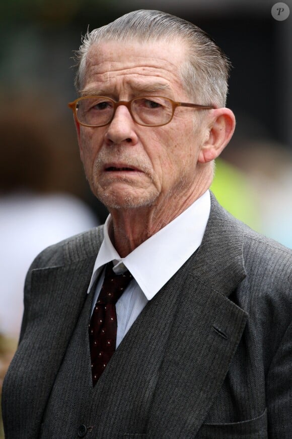 John Hurt en tournage à Londres en 2008. L'acteur célèbre pour ses rôles dans Midnight Express, Elephant Man et Harry Potter est mort à 77 ans le 25 janvier 2017.
