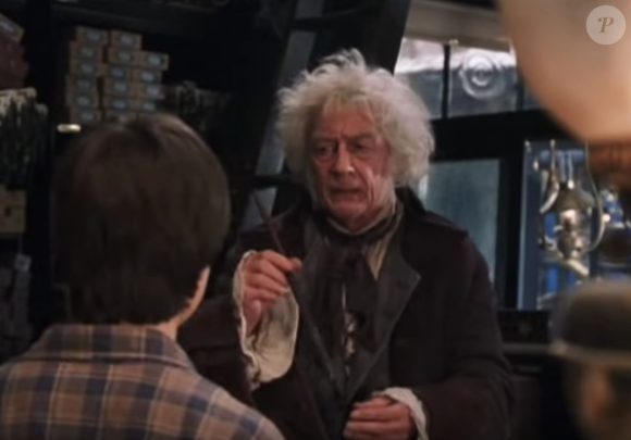 John Hurt était le marchand de baguettes Mr. Ollivander dans la saga Harry Potter (ici dans le premier volet de la saga, Harry Potter à l'école des sorciers, 2001).