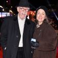John Hurt et sa femme Anwen Rees-Myers à la première du film The Revenant à Londres le 14 janvier 2016. L'acteur célèbre pour ses rôles dans Midnight Express, Elephant Man et Harry Potter est mort à 77 ans le 25 janvier 2017.