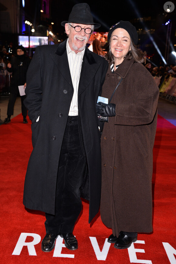 John Hurt et sa femme Anwen Rees-Myers à la première du film The Revenant à Londres le 14 janvier 2016. L'acteur célèbre pour ses rôles dans Midnight Express, Elephant Man et Harry Potter est mort à 77 ans le 25 janvier 2017.