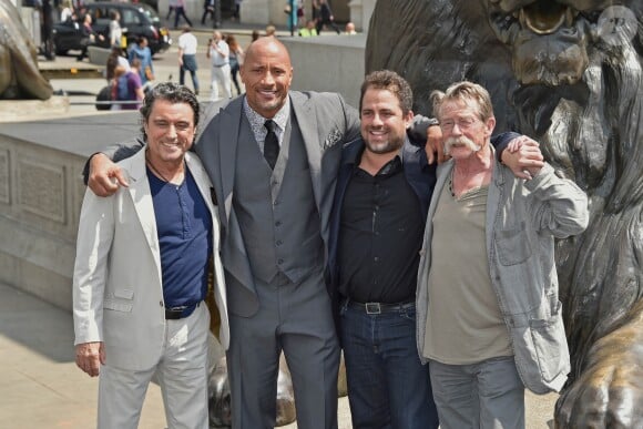 Ian McShane, Dwayne Johnson, Brett Ratner, John Hurt - Photocall du film "Hercules" à Trafalgar Square à Londres. Le 2 juillet 2014. John Hurt, célèbre pour ses rôles dans Midnight Express, Elephant Man et Harry Potter, est mort à 77 ans le 25 janvier 2017.