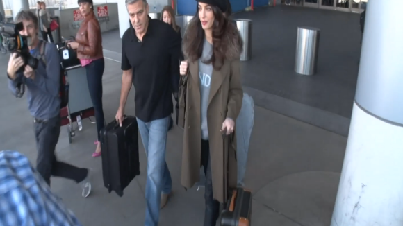 George et Amal Clooney à l'aéroport de Los Angeles, le 27 janvier 2017.