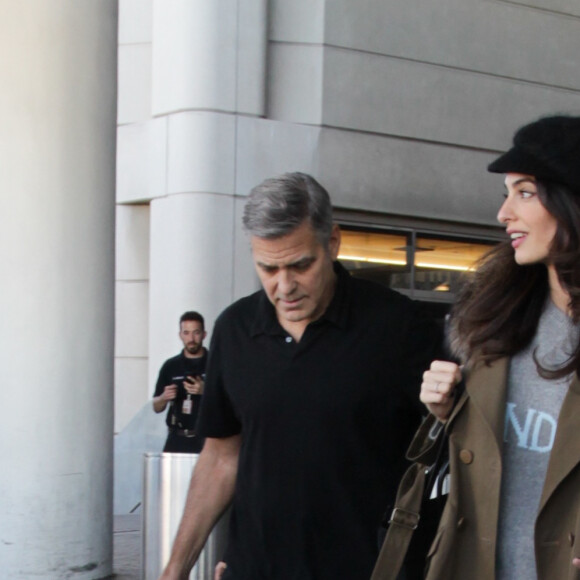 George et Amal Clooney à l'aéroport de Los Angeles, le 27 janvier 2017.