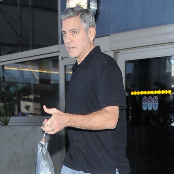 George et Amal Clooney à l'aéroport de Los Angeles, le 27 janvier 2017.