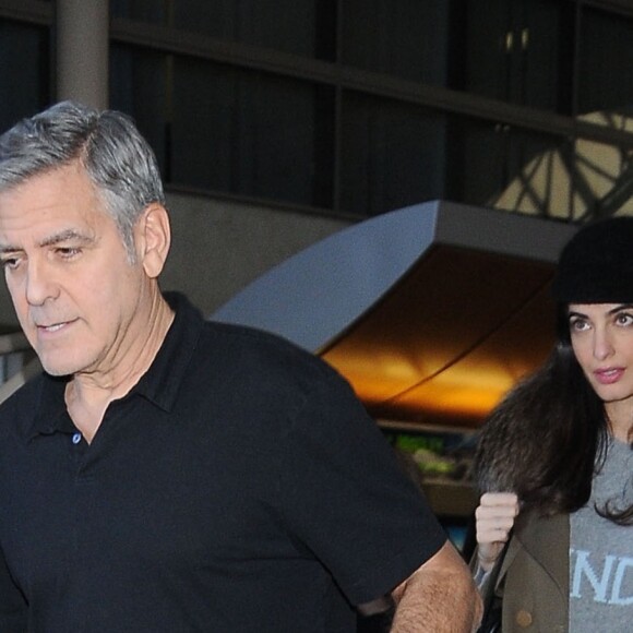 George et Amal Clooney à l'aéroport de Los Angeles, le 27 janvier 2017.