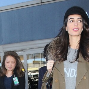 George et Amal Clooney à l'aéroport de Los Angeles, le 27 janvier 2017.