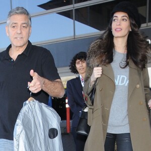 George et Amal Clooney à l'aéroport de Los Angeles, le 27 janvier 2017.