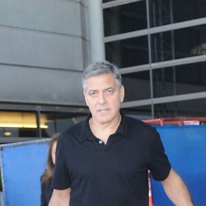 George et Amal Clooney à l'aéroport de Los Angeles, le 27 janvier 2017.