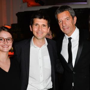 Thomas Sotto (à sa droite, l'attachée de presse de la Chaîne de l'espoir dont il est le parrain), Michel Cymes avec sa femme Nathalie lors du dîner de gala du 96e Prix d'Amérique Opodo à l'hôtel Salomon de Rothschild à Paris, le 28 janvier 2017. © Guirec Coadic/Bestimage