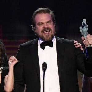 David Harbour avec le casting de Stranger Things lors des Screen Actors Guild Awards au Shrine Auditorium. Los Angeles, le 29 janvier 2017.