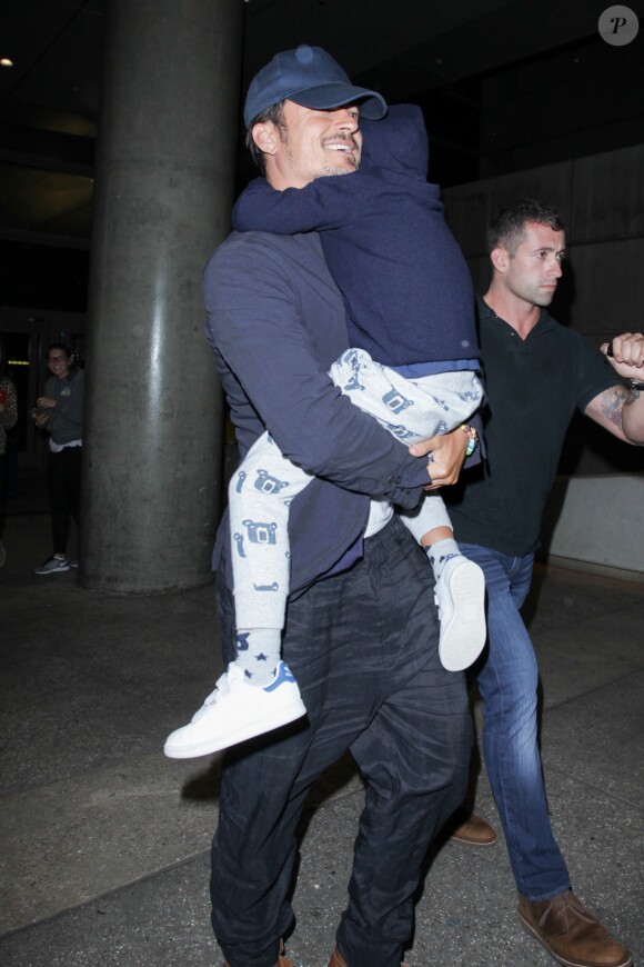 Orlando Bloom avec son fils Flynn et sa compagne Katy Perry arrivent à l'aéroport LAX de Los Angeles, Californie, Etats-Unis, le 9 août 2016.