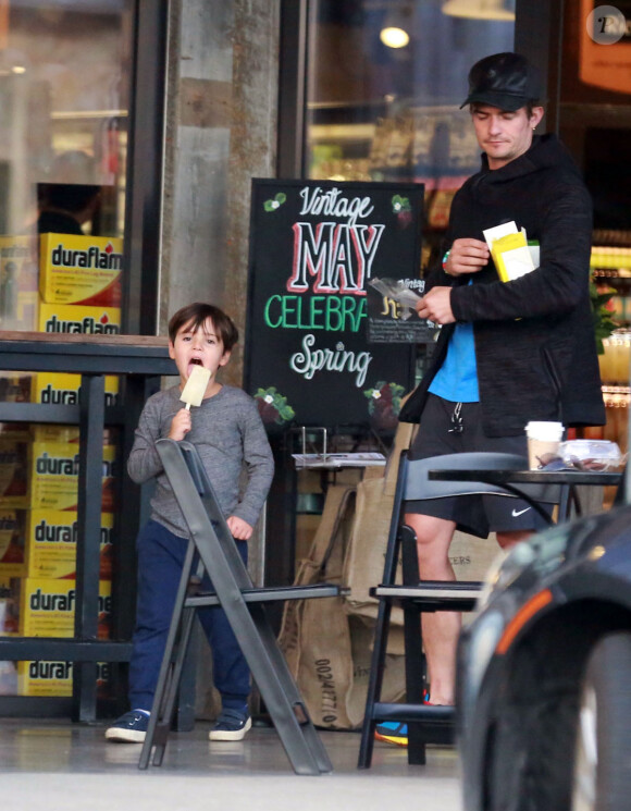 Exclusif - Orlando Bloom emmène son fils Flynn manger une glace à Malibu, le 26 mai 2016