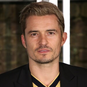 Orlando Bloom (cheveux teints) arrivant au défilé de lancement des collections Resort et hommes de Stella McCartney aux Abbey Road Studios à Londres, le 10 novembre 2016