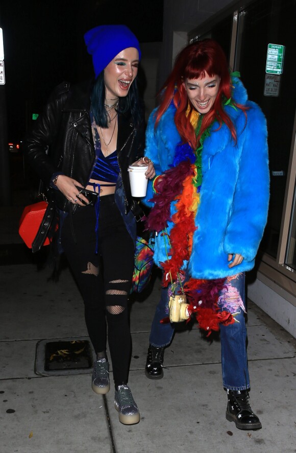 Bella Thorne est allée diner avec sa soeur Dani Thorne au restaurant Gracias Madre pour fêter son anniversaire à West Hollywood, le 19 janvier 2017 es