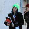 Bella Thorne (les cheveux bleu) et sa soeur Dani Thorne (les cheveux rouge) à la sortie d'un salon de coiffure à Beverly Hills. Les 2 soeurs semblent avoir des problèmes d’acnée… Le 16 janvier 2017