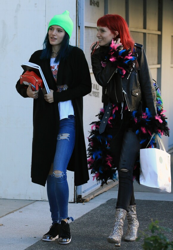 Bella Thorne (les cheveux bleu) et sa soeur Dani Thorne (les cheveux rouge) à la sortie d'un salon de coiffure à Beverly Hills. Les 2 soeurs semblent avoir des problèmes d’acnée… Le 16 janvier 2017