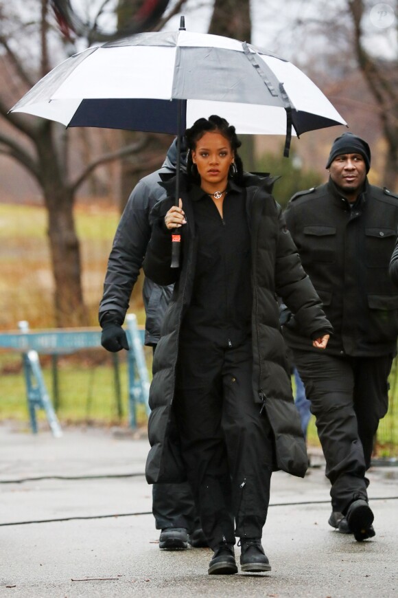 Rihanna sur le tournage du film 'Ocean's Eight' un jour de pluie dans Central Park à New York City, New York, Etats-Unis, le 24 janvier 2017.