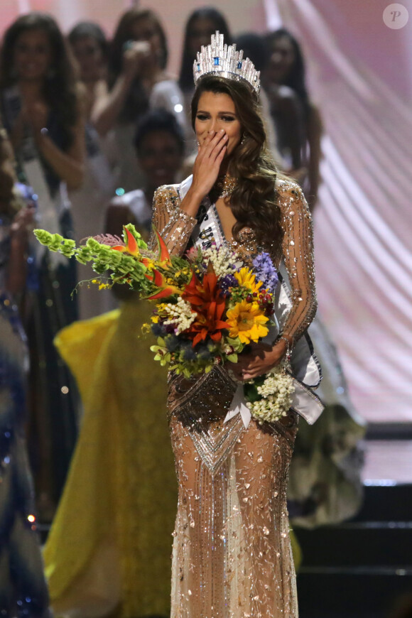 La Française Iris Mittenaere couronnée Miss Univers. Choisie face à ses 85 concurrentes, la Française Iris Mittenaere a été élue lundi 30 janvier Miss Univers lors d'un concours télévisé organisé à Manille, aux Philippines le 30 janvier 2017. © Linus Guardian Escandor Ii via ZUMA Wire / Bestimage