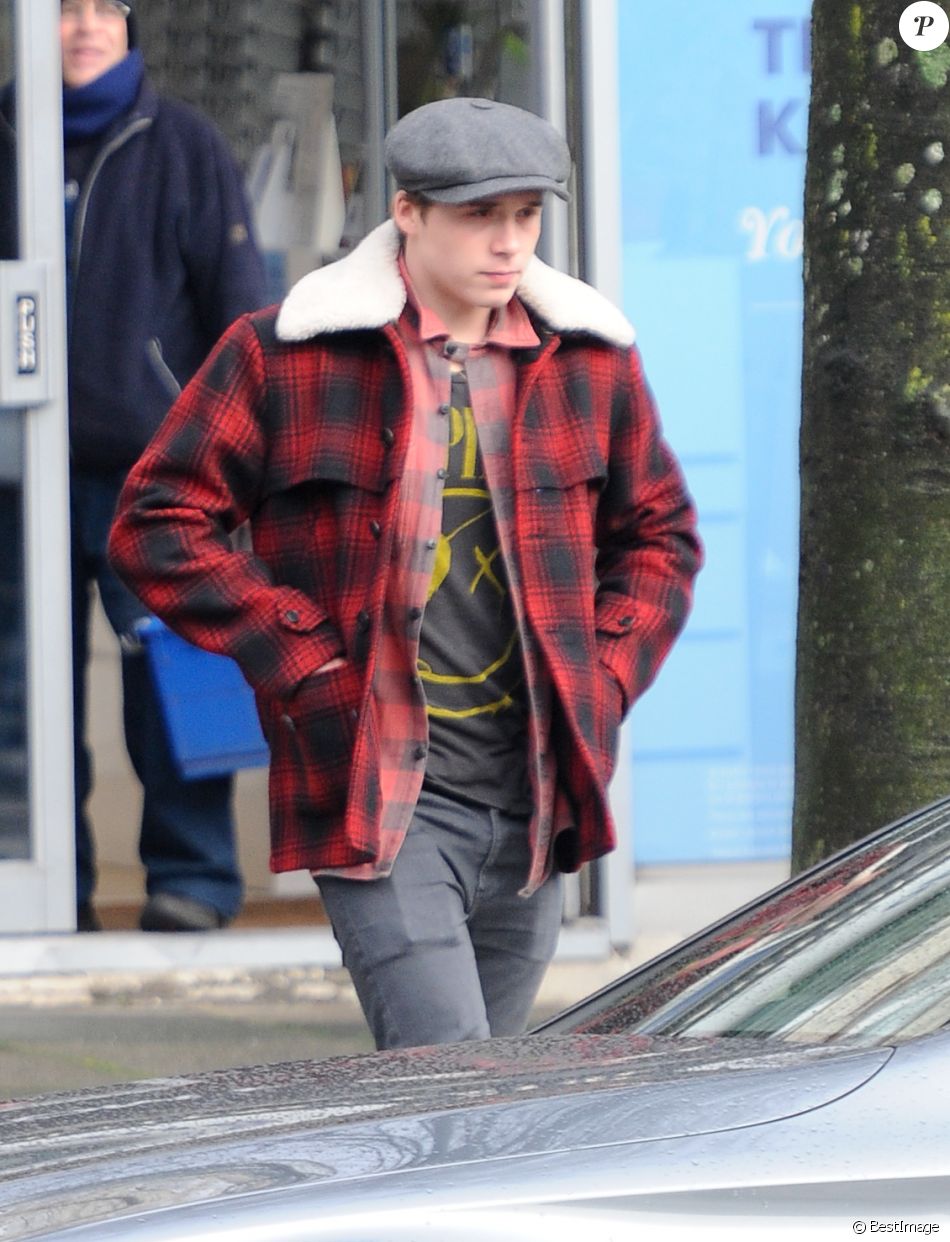 Exclusif - Brooklyn Beckham va acheter une pizza chez &quot;Pizza Express&quot; pour le déjeuner, dans le nord de Londres, le 16 janvier 2017.