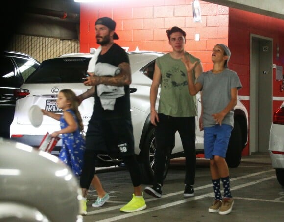 Exclusif - David Beckham à la sortie de son cours de CoulCycle avec ses enfants Brooklyn, Romeo et Harper à West Hollywood, le 27 octobre 2016