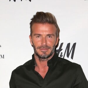 David Beckham pose lors du lancement de la nouvelle collection pour la marque H&M à Los Angeles, le 26 septembre 2016.