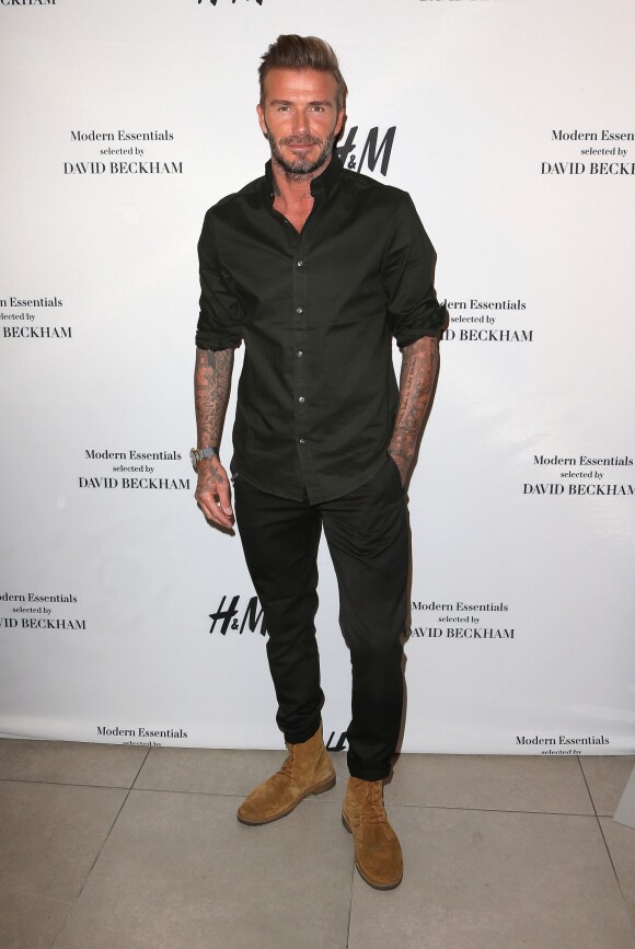 David Beckham pose lors du lancement de la nouvelle collection pour la marque H&M à Los Angeles, le 26 septembre 2016.