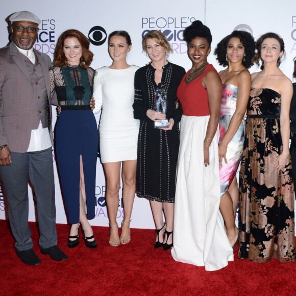 L'équipe de Grey's Anatomy (James Pickens, Jr., Sarah Drew, Camilla Luddington, Ellen Pompeo, Jerrika Hinton, Kelly McCreary, Caterina Scorsone, Chandra Wilson et Justin Chambers ) à la press room lors de la soirée des People's Choice awards à Los Angeles, le 6 janvier 2016.