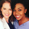 Jerrika Hinton, alias le Dr Stephanie Edwards, pose avec Sarah Drew (alias le Dr April Kepner) sur le tournage de Grey's Anatomy.