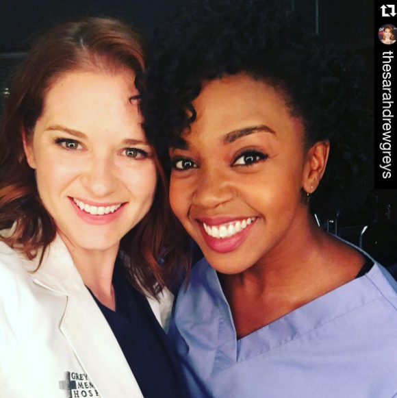 Jerrika Hinton, alias le Dr Stephanie Edwards, pose avec Sarah Drew (alias le Dr April Kepner) sur le tournage de Grey's Anatomy.