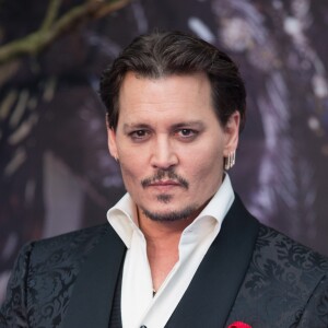 Johnny Depp (veste Ralph Lauren) à la première de Alice Through The Looking Glass European à Odeon Leicester Square à Londres, le 10 mai 2016