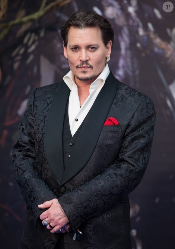 Johnny Depp (veste Ralph Lauren) à la première de Alice Through The Looking Glass European à Odeon Leicester Square à Londres, le 10 mai 2016