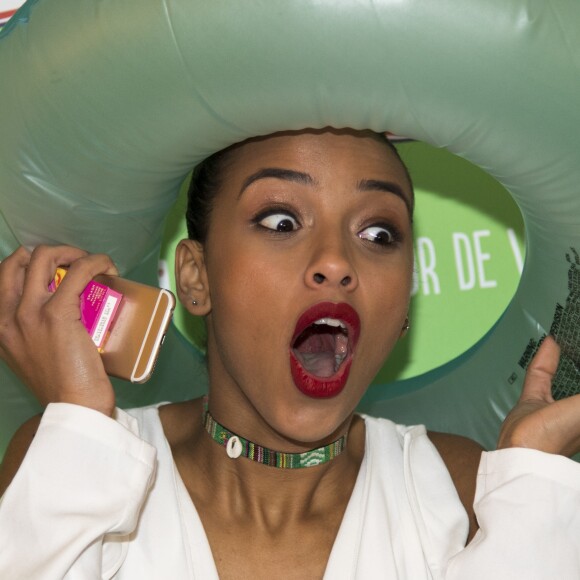 Semi-exclusif - Flora Coquerel (Miss France 2014) lors de l'inauguration du bar à gum éphémère de la marque de chewing-gums Hollywood le 27 janvier 2017 à l'Espace Beaurepaire. © Pierre Perusseau/Bestimage