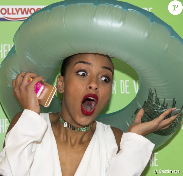 Semi-exclusif - Flora Coquerel (Miss France 2014) lors de l'inauguration du bar à gum éphémère de la marque de chewing-gums Hollywood le 27 janvier 2017 à l'Espace Beaurepaire. © Pierre Perusseau/Bestimage