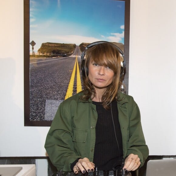 Semi-exclusif - Axelle Laffont aux platines lors de l'inauguration du bar à gum éphémère de la marque de chewing-gums Hollywood le 27 janvier 2017 à l'Espace Beaurepaire. © Pierre Perusseau/Bestimage