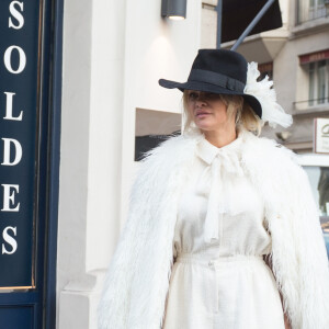 Semi-Exclusif - Pamela Anderson s'est rendue à la boutique SERGE BLANCO, 36, avenue de l'opéra à Paris le 26 janvier 2017. Piquée de curiosité après que la marque a récemment annoncée avoir retiré de ses créations, fourrures et plumes de canard, la star américaine a souhaité découvrir la collection de la marque Française. Elle a été séduite par des doudounes élaborées à la fibre écologique, sans plumes... évidemment, avec lesquelles elle est repartie afin de les offrir à ses deux Enfants, Dylan et Brandon.