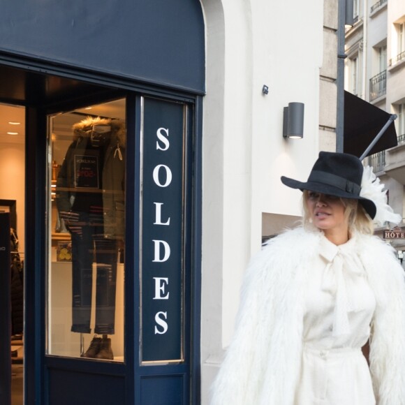 Semi-Exclusif - Pamela Anderson s'est rendue à la boutique SERGE BLANCO, 36, avenue de l'opéra à Paris le 26 janvier 2017. Piquée de curiosité après que la marque a récemment annoncée avoir retiré de ses créations, fourrures et plumes de canard, la star américaine a souhaité découvrir la collection de la marque Française. Elle a été séduite par des doudounes élaborées à la fibre écologique, sans plumes... évidemment, avec lesquelles elle est repartie afin de les offrir à ses deux Enfants, Dylan et Brandon.