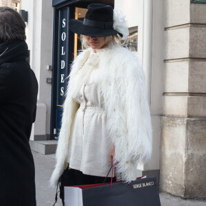 Semi-Exclusif - Pamela Anderson s'est rendue à la boutique SERGE BLANCO, 36, avenue de l'opéra à Paris le 26 janvier 2017. Piquée de curiosité après que la marque a récemment annoncée avoir retiré de ses créations, fourrures et plumes de canard, la star américaine a souhaité découvrir la collection de la marque Française. Elle a été séduite par des doudounes élaborées à la fibre écologique, sans plumes... évidemment, avec lesquelles elle est repartie afin de les offrir à ses deux Enfants, Dylan et Brandon.