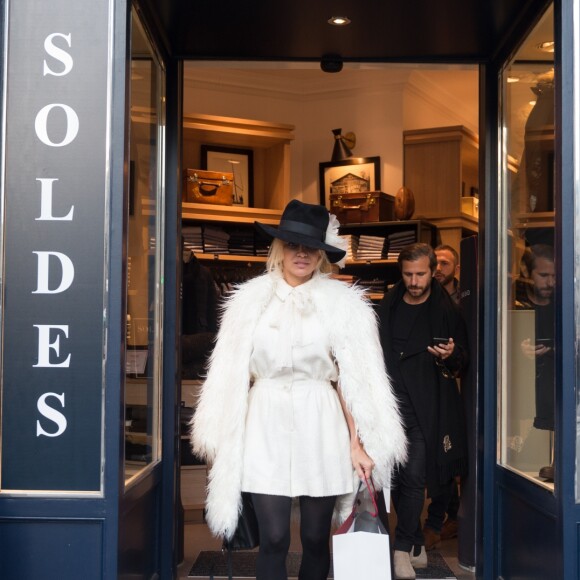 Semi-Exclusif - Pamela Anderson s'est rendue à la boutique SERGE BLANCO, 36, avenue de l'opéra à Paris le 26 janvier 2017. Piquée de curiosité après que la marque a récemment annoncée avoir retiré de ses créations, fourrures et plumes de canard, la star américaine a souhaité découvrir la collection de la marque Française. Elle a été séduite par des doudounes élaborées à la fibre écologique, sans plumes... évidemment, avec lesquelles elle est repartie afin de les offrir à ses deux Enfants, Dylan et Brandon.