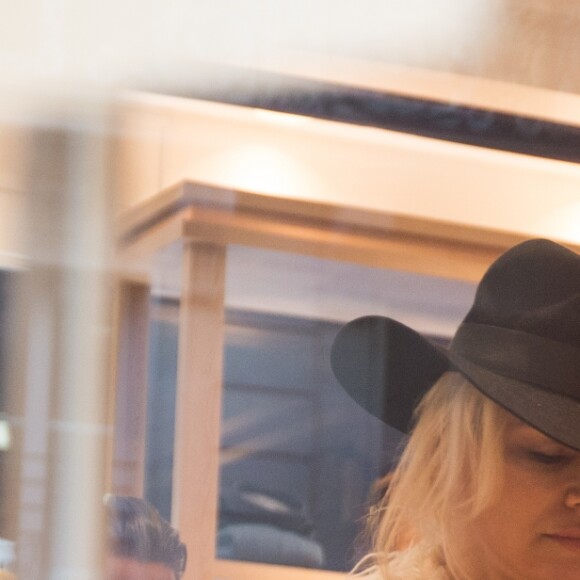 Semi-Exclusif - Pamela Anderson s'est rendue à la boutique SERGE BLANCO, 36, avenue de l'opéra à Paris le 26 janvier 2017. Piquée de curiosité après que la marque a récemment annoncée avoir retiré de ses créations, fourrures et plumes de canard, la star américaine a souhaité découvrir la collection de la marque Française. Elle a été séduite par des doudounes élaborées à la fibre écologique, sans plumes... évidemment, avec lesquelles elle est repartie afin de les offrir à ses deux Enfants, Dylan et Brandon.