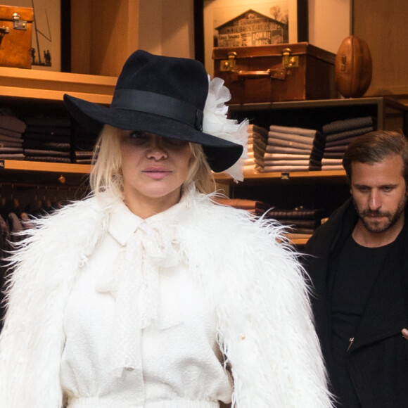 Semi-Exclusif - Pamela Anderson s'est rendue à la boutique SERGE BLANCO, 36, avenue de l'opéra à Paris le 26 janvier 2017. Piquée de curiosité après que la marque a récemment annoncée avoir retiré de ses créations, fourrures et plumes de canard, la star américaine a souhaité découvrir la collection de la marque Française. Elle a été séduite par des doudounes élaborées à la fibre écologique, sans plumes... évidemment, avec lesquelles elle est repartie afin de les offrir à ses deux Enfants, Dylan et Brandon.